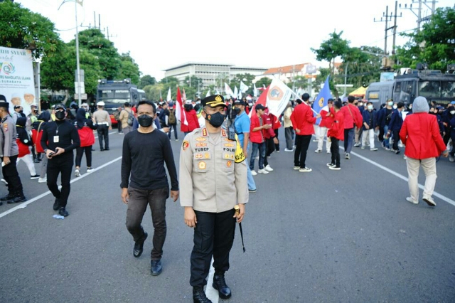 Bersama Ketua DPRD Jawa Timur, Kapolrestabes Surabaya turun Langsung Temui Mahasiswa 