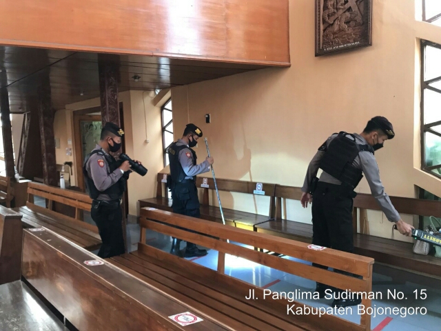 Polisi Sterilisasi Sejumlah Gereja di Bojonegoro, Saat Menjelang Ibadah Jumat Agung
