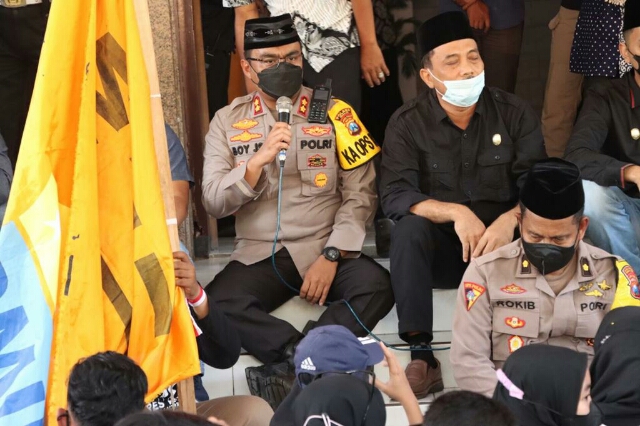 Petugas Polres Nganjuk Pakai Peci Tanpa Tongkat dan Tameng Dalam Nuansa Islami Pengamanan Aksi Mahasiswa