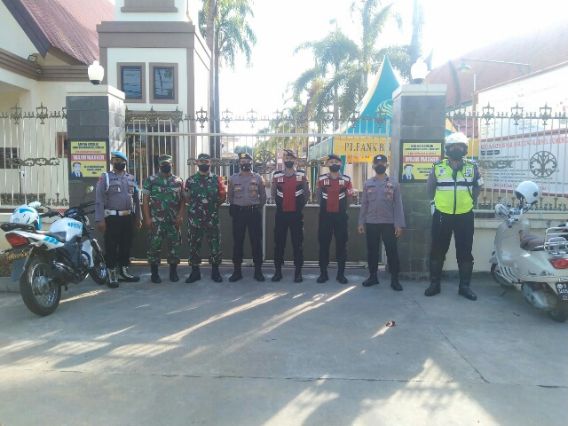 Polres Sumenep Berikan Jaminan Keamanan Ibadah Paskah Umat Nasrani dengan Mensterilkan Gereja
