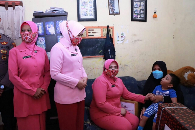 Kepedulian Kapolres Kediri dan Istri Peluk Bocah Lumpuh Usai Memberikan Bantuan Bikin Trenyuh