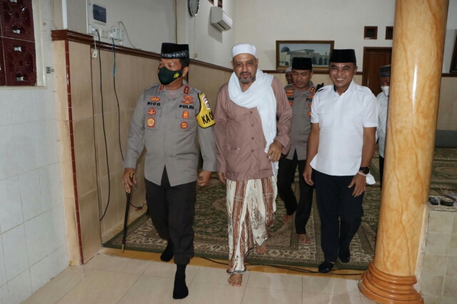 Kapolda Jatim Silaturahmi dengan Tokoh Agama di Ponpes Suniyyah Salafiyah Pasuruan Dalam Menjaga Kebhinekaan