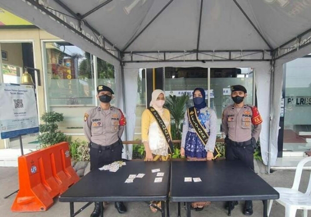Polwan Polda Jatim Peringati Hari Kartini, Dengan Memakai Baju Adat 