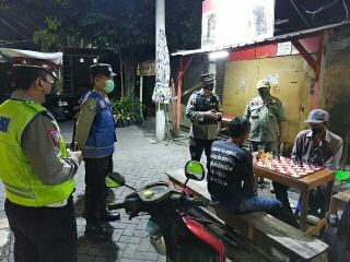 Polsek Wonocolo Melakukan Patroli Keliling Ramadhan di Wilayah Kelurahan Sidosermo