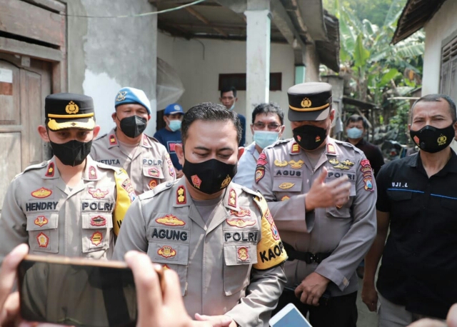 Mbah Poninten Terima Penghargaan dari Kapolres Kediri, Karena Berani Lawan Jambret 
