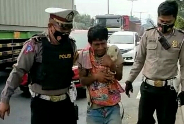 Pria yang Mencoba Bunuh Diri dari Atas Billboard Viaduk Tol Satelit Sukomanunggal Digagalkan Polisi