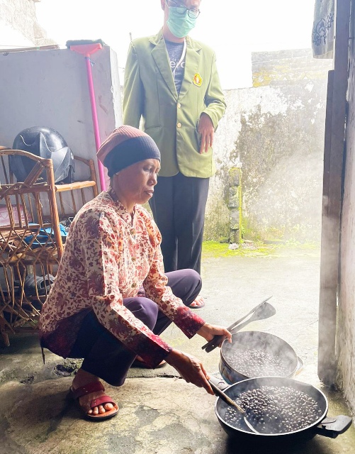 Mahasiswa UPN Jatim Bantu Kembangkan UMKM Kopi Lereng Semeru