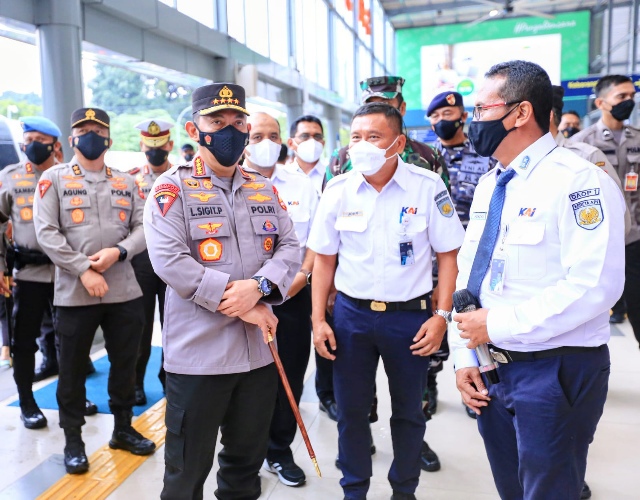 Tinjau Stasiun Pasar Senen, Kapolri Imbau Warga Mudik Lebih Awal
