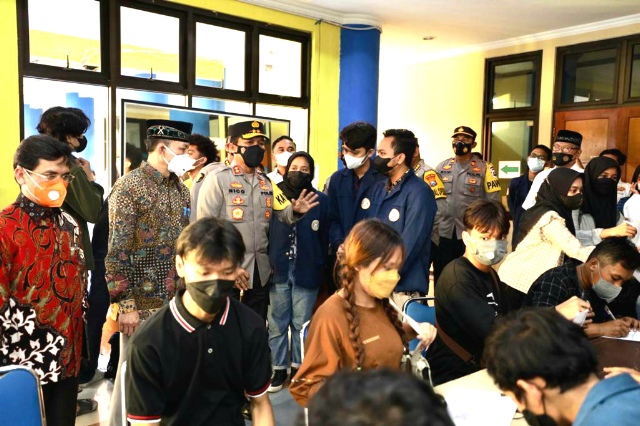 Polda Jatim Bersama BEM Unair Gelar Vaksinasi Booster Bagi Mahasiswa