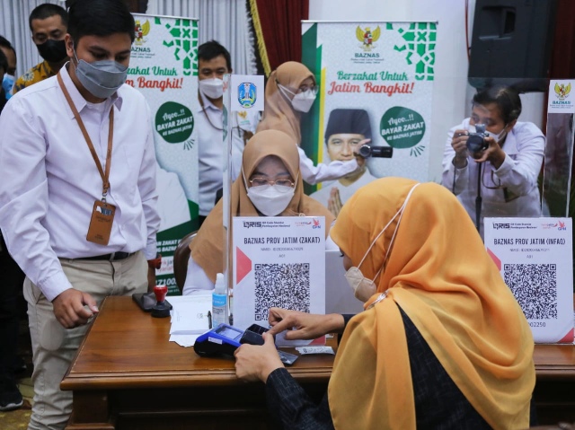 Gubernur Khofifah, Jajaran OPD, dan BUMD Serahkan Zakat Lewat Baznas