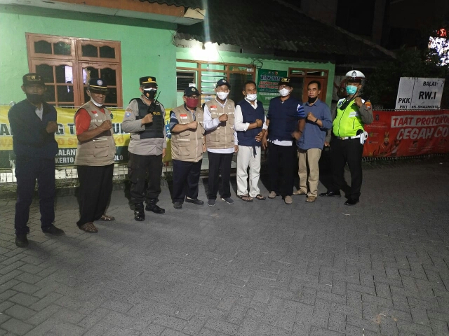 Polsek Wonocolo Melaksanakan Patroli Keliling di wilayah Pemukiman Warga Jl. Siwalankerto Surabaya