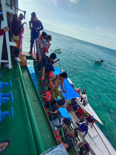 Evakuasi Penumpang Kapal Sabuk Nusantara 91 Yang Kandas di Pulau Setabok, dilakukan oleh Polres Sumenep 