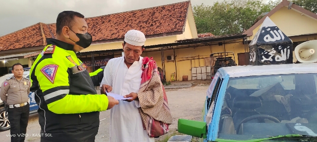Pelaku Video Viral Aksi Mobil Ngebut Berjalan Mundur, Berhasil diamankan Polres Sumenep