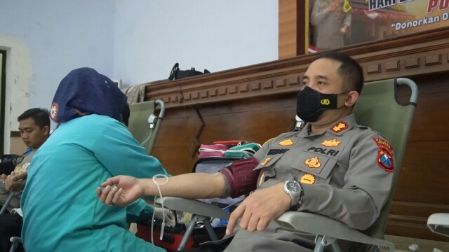 Ratusan Anggota Polres Jombang Donor Darah Peringati Hari Donor Darah Sedunia, Bersama Polisi Peduli