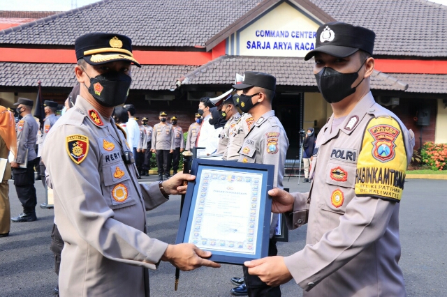Aksi Heroik Bhabinkamtibmas Selamatkan Warga yang Hendak Bunuh Diri Berbuah Penghargaan