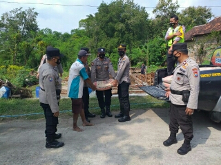 Berikan Bantuan Korban Tanah Longsor, Polisi Ponorogo Tanggap Bencana