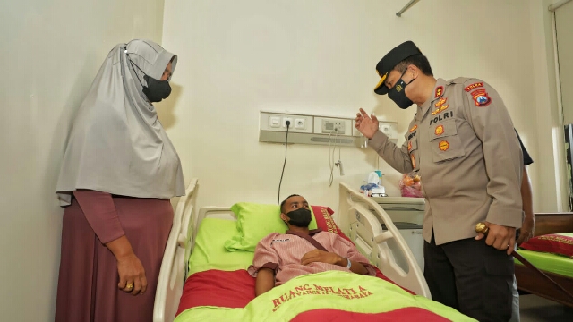 Kapolda Jatim Menjenguk Anggota Sabhara yang Terkena Lemparan Batu Saat Pengamanan Laga Persahabatan Persebaya Bertemu Persis Solo