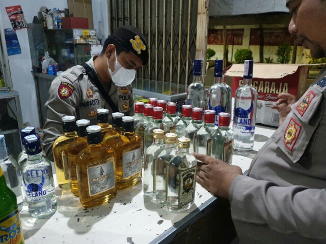 Polres Situbondo Mengamankan Puluhan Botol Miras, Saat Harkamtibmas