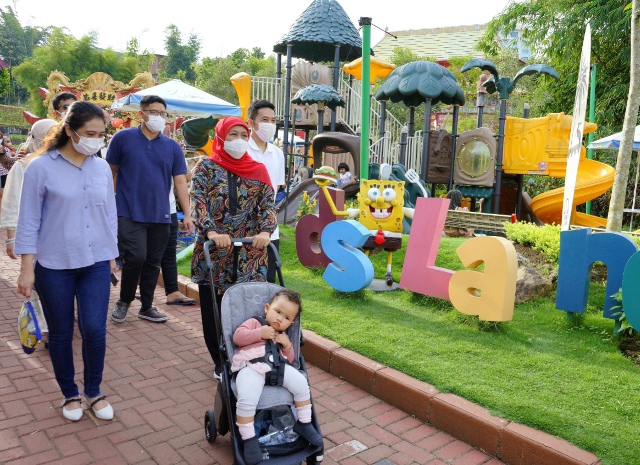 Libur Lebaran, Gubernur Khofifah  Ajak Sang Cucu Wisata Edukasi di Jatim Park 3