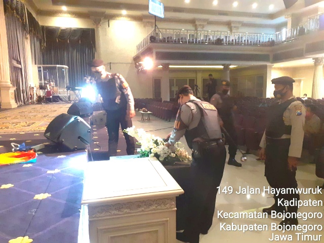 Jamin Keamanan Umat Nasrani Saat Ibadah, Polres Bojonegoro Sterilisasi Gereja