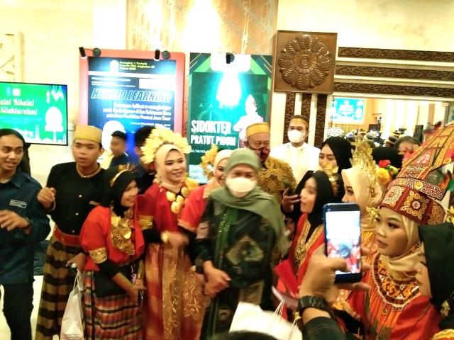 Khofifah Ajak Warga Sulsel Ikut Membangun Jatim