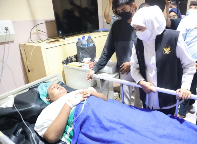 Gubernur Khofifah Beri Dukungan Moril Keluarga Korban Kecelakaan Bus