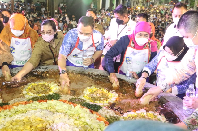 Khofifah Bersama Eri Cahyadi Nguleg Bareng di Festival Rujak Uleg 2022