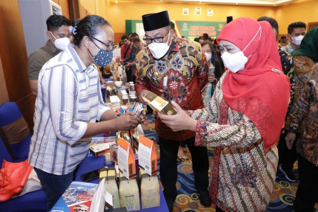 Khofifah Ajak Masyarakat  Belanja dan Memakai Produk Dalam Negeri