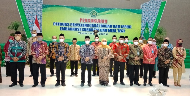 Khofifah Kukuhkan PPIH Surabaya, Siap Berikan Layanan Terbaik pada Tamu Allah