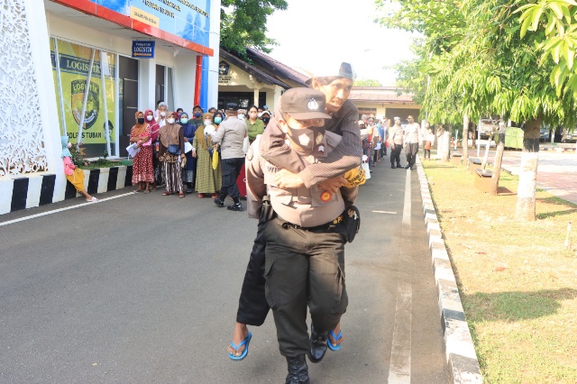 Aksi Heroik Polisi Tuban Terhadap Warga Disabilitas