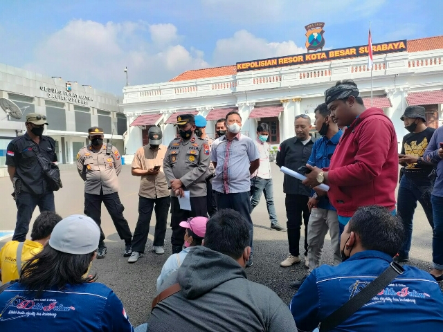 Awak Media yang tergabung dalam Jurnalis Surabaya Bersatu Mengguncang Humas Polrestabes Surabaya