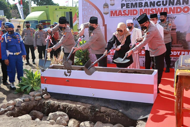 Dalam Pembangunan Masjid di Kediri, Wakapolri Letakkan Batu Pertamanya