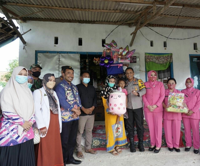 Kapolres Sampang Berikan Bantuan Sosial kepada Balita Kecanduan Aroma Bensin