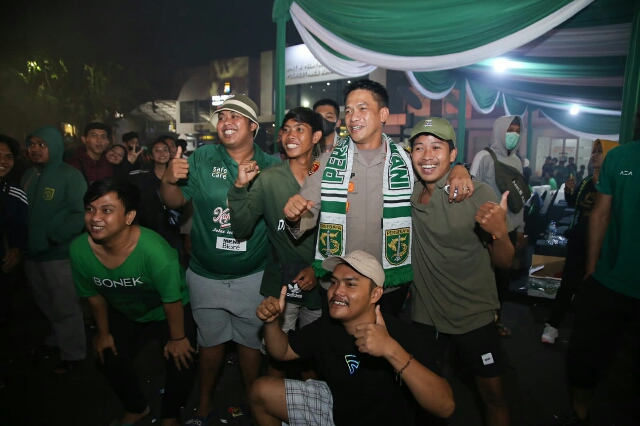 Kapolrestabes Surabaya Gelar Nobar di Halaman Polrestabes Surabaya, Dalam Kondusifitas Kota Surabaya 