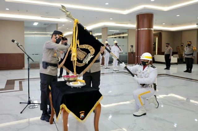 Kapolda Jatim Pimpin Upacara Pemuliaan Nilai Nilai Luhur Tribrata Pataka Polda Jatim “Tan Hana Dharma Mangrua”
