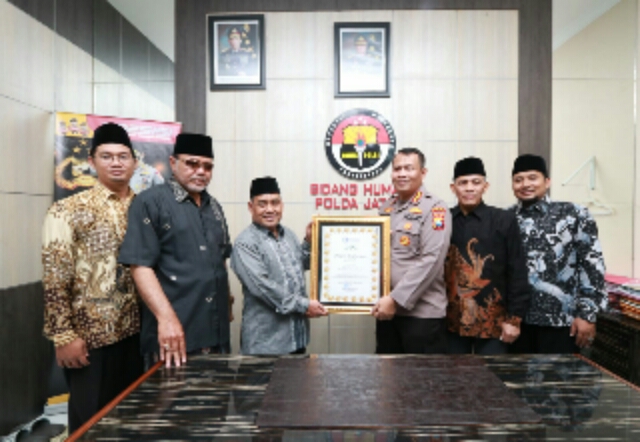 HUT Bhayangkara ke 76 Kabid Humas Polda Jatim Dapatkan Penghargaan Dari Pesantren Al Quran Nurul Falah