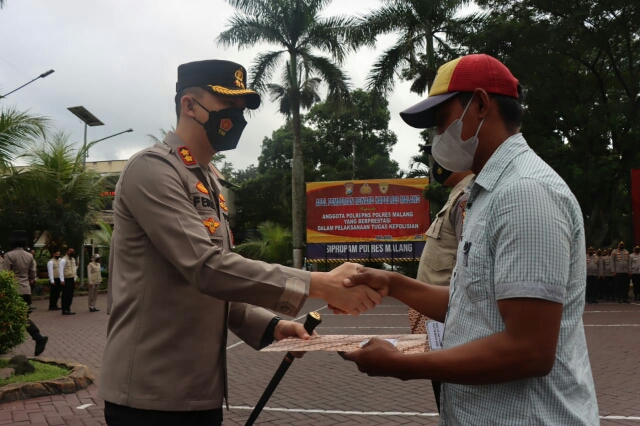 2 Nelayan Dapat Penghargaan Kapolres Malang Saat Menyelamatkan Korban Laka Laut