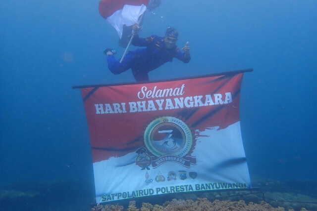 Satpolair Polresta Banyuwangi Semarakkan Hari Bhayangkara Ke-76, Dengan Mengibarkan Bendera Merah Putih di Dasar Laut