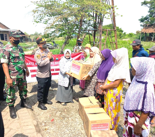 HUT Bhayangkara ke76, Polsek Tanggulangin dan Komunitas Perguruan Silat Bersama Banser Gelar Baksos