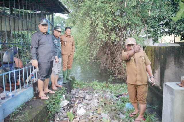Gerak Cepat Wabup Sidoarjo Tinjau Lokasi Banjir di Kecamatan Waru﻿