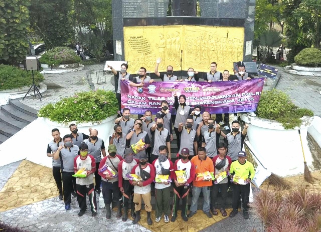 Sambut HUT Bhayangkara ke 76, Ditlantas Polda Jatim Napak Tilas dan Bagi Sembako