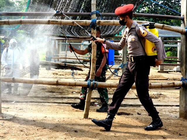 Cegah PMK, Polres Blitar Semprot Pasar Dimoro dengan Disenfektan