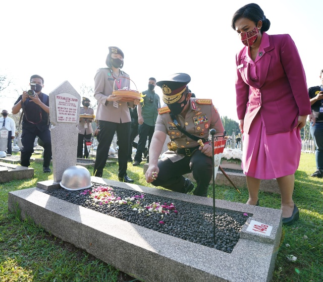 Wujud Penghormatan Terhadap  Pahlawan, Kapolri Ziarah ke TMP Kalibata