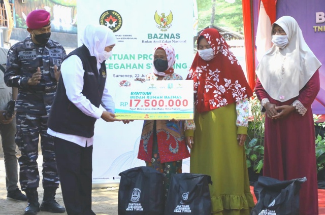 Pemprov Jatim-Koarmada II Salurkan Zakat Produktif dan Bedah Rumah Warga di Sumenep