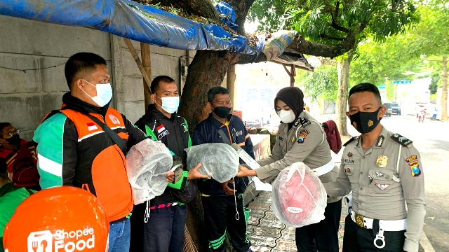 Satlantas Polres Batu Bagi-Bagi Helm Jelang Operasi Patuh Semeru 2022