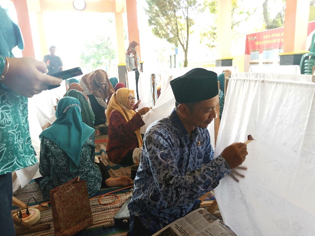 Pelatihan Membatik dari UMKM Kecamatan Porong