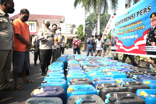 Polres Kediri Gagalkan Penjualan Miras Melalui Online