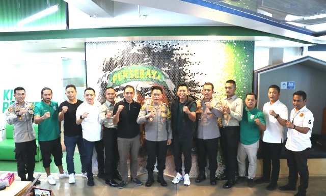 Kapolrestabes Surabaya Ajak Bonek Nobar di Mako Polrestabes
