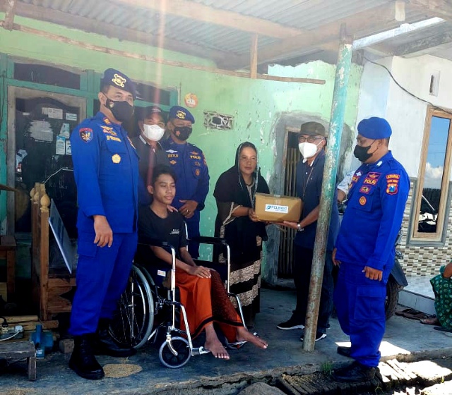 Sat Polairud Polres Probolinggo Peduli, Berikan Bantuan untuk Disabilitas