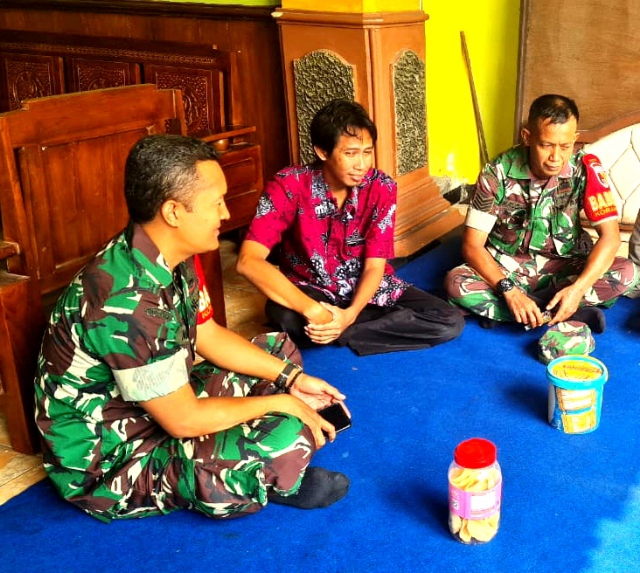 Babinsa Dampingi Danramil Silaturahmi ke Bakal Calon Kades Grabagan
